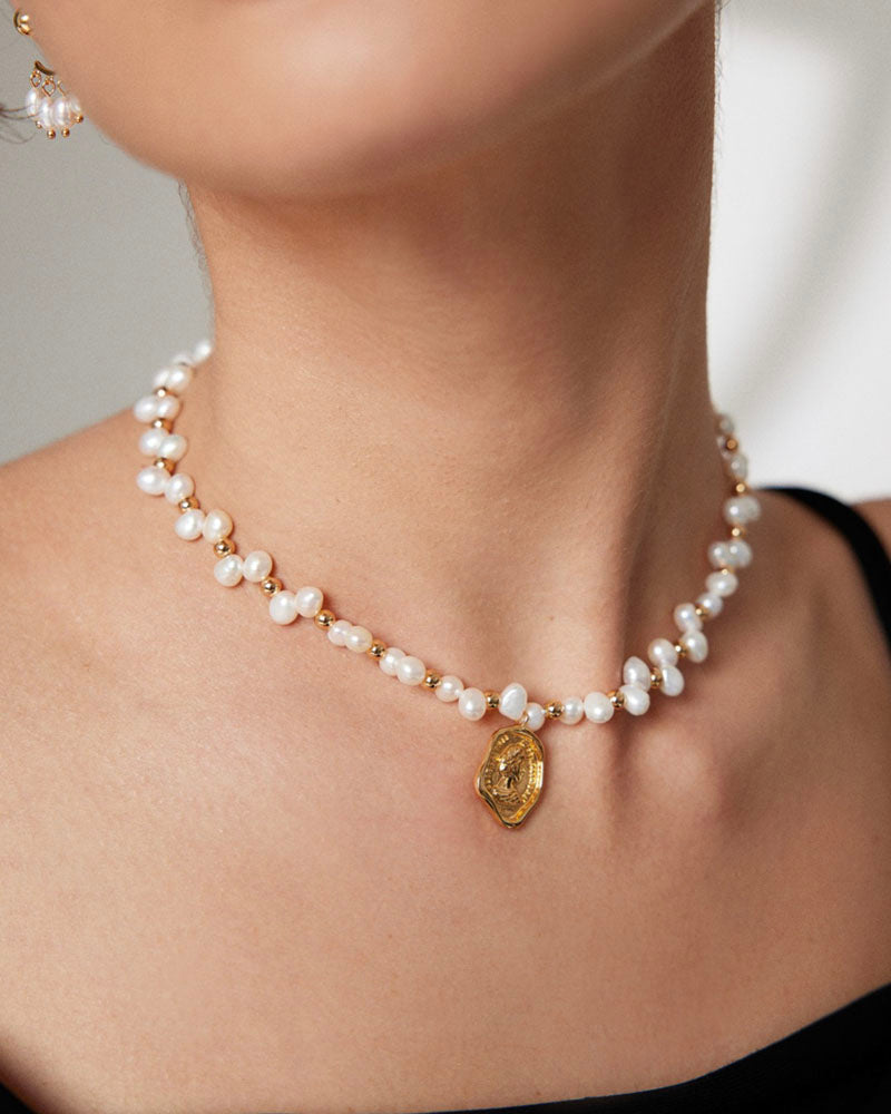 Queen Coin Pendant Pearl Beaded Necklace