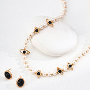 Pearly Gaze Necklace